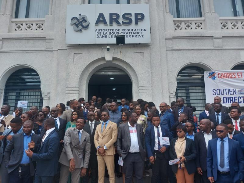 Les agents et cadres de l'ARSP après la lecture de leur mémo de soutien à la Direction Générale et au Conseil d'administration