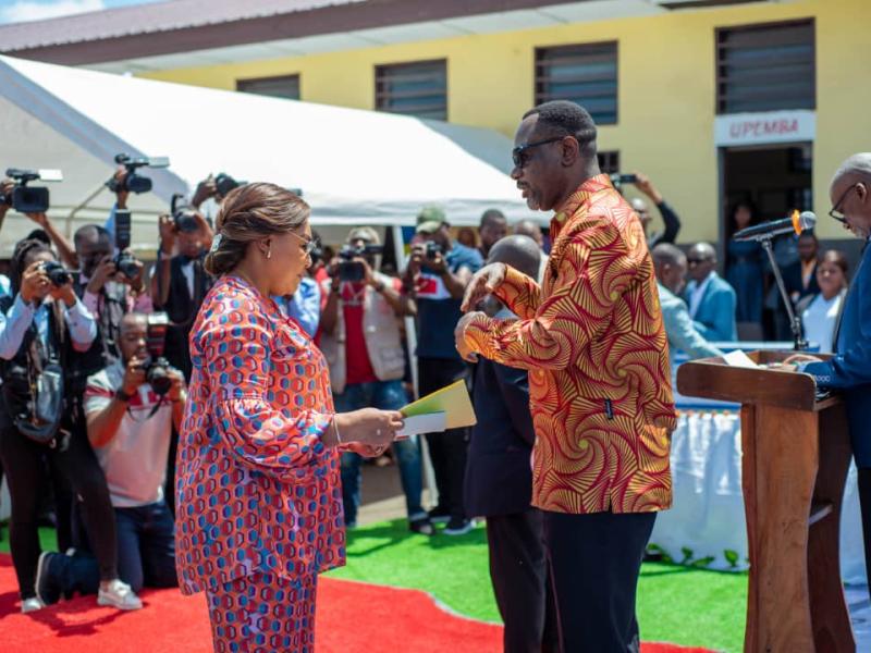 La première dame Denise Nyakeru et le ministre Tony Mwaba lors de la cérémonie de remise des diplômes d'État et actes juridiques de l'école maternelle, primaire et de l'Institut La Grâce