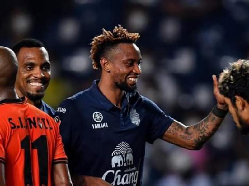 Jonathan Bolingi sous les couleurs de Buriram United, en pleine célébration après match.