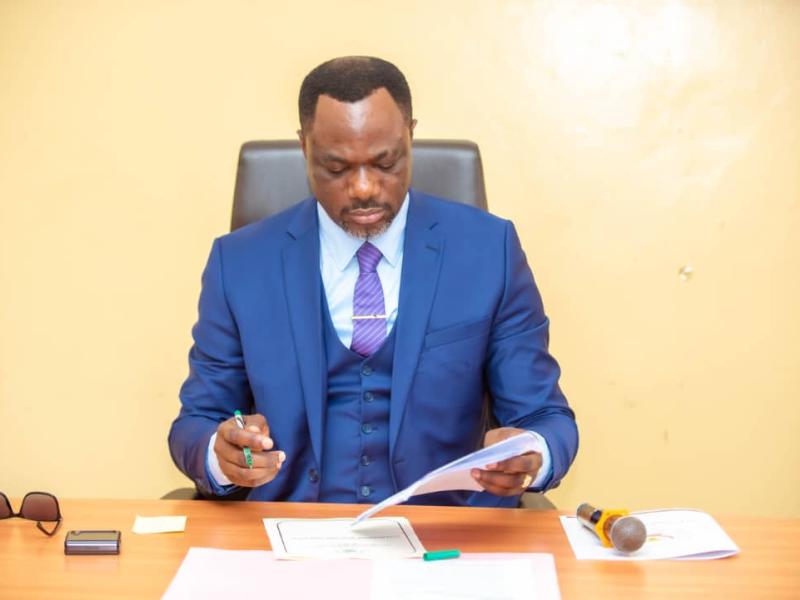 Le ministre de l'EPST, le professeur Tony Mwaba signe le calendrier scolaire de l'année 2023-2024