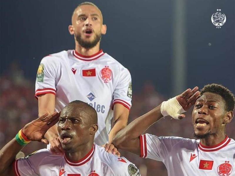 Arsène Zola en plus pleine célébration avec ses coéquipiers de Wydad Athletic Club de Casablanca.
