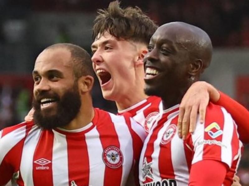 Yoane Wissa en pleine célébration avec ses coéquipiers de Brentford.