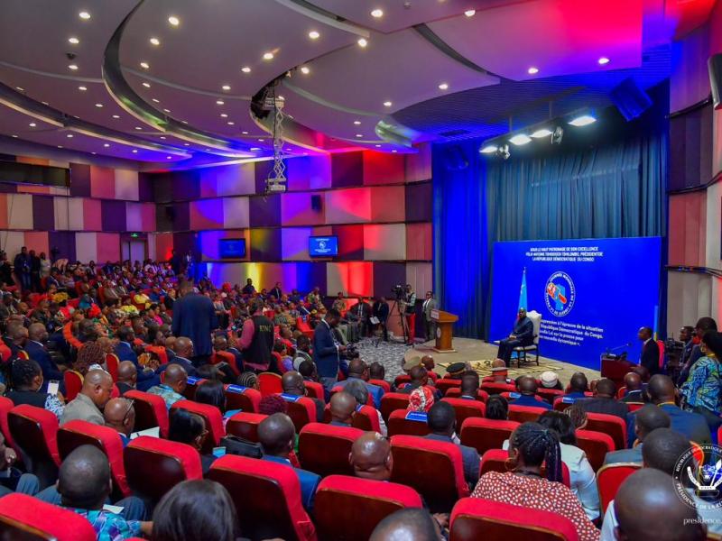 Les participants à la journée mondiale de la liberté de la presse écoutant le discours du Président de l'UNPC, Gaby Kuba.
