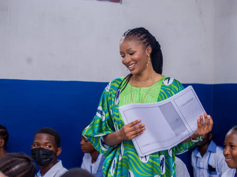 La vice-ministre de l'EPST, Aminata Namasia dans l'une des salles avec les finalistes après le lancement des épreuves de la hors-session de l'Exetat 2022-2023