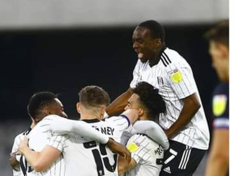 Neeskens Kebano en pleine célébration d'un but avec ses coéquipiers de Fulham.