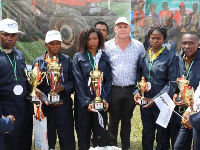 Le PDG de GBE Agri Cédric Thaunay en compagnie de gagnants de la société Busira Lomami Oriental (BLO)