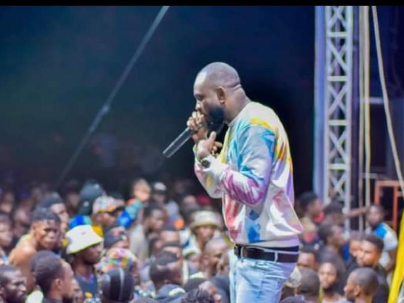 L'artiste musicien, Fabregas lors d'un concert à Kinshasa.