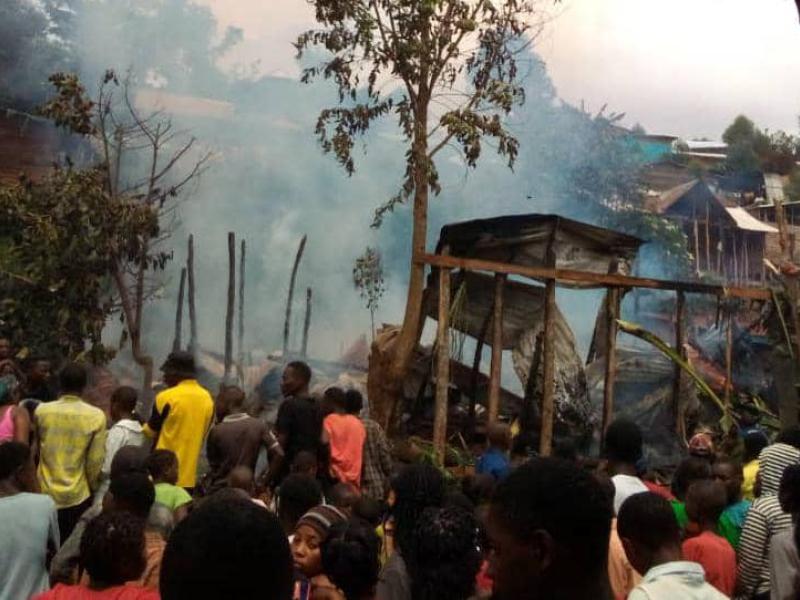 Des jeunes venus pour maîtriser l'incendie dans la commune de Kadutu au Sud-Kivu