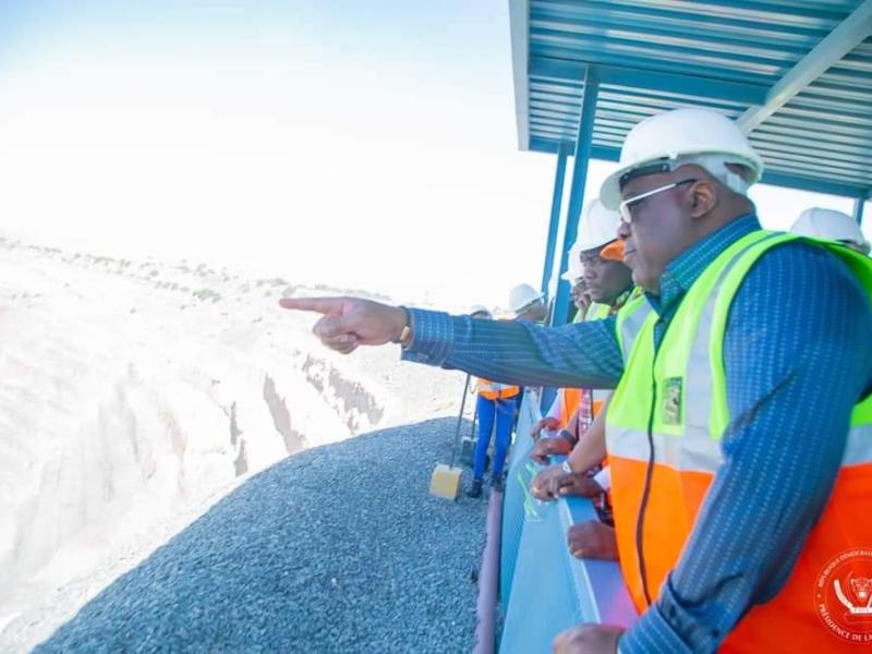 Le Président de la République, Félix Tshisekedi suit les explications des experts botwanais sur la production des diamants