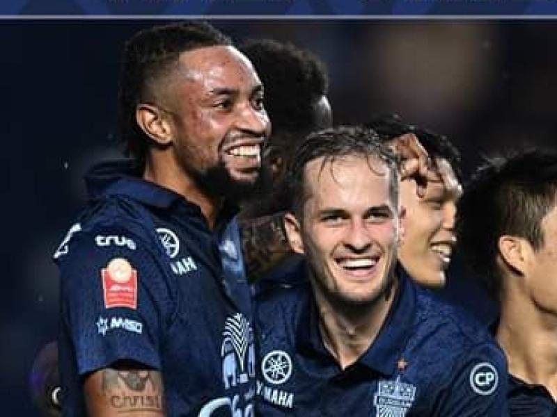 Jonathan Bolingi en pleine célébration avec ses coéquipiers de Buriram United.