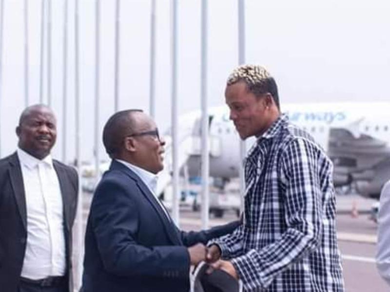 Claude-François Kabulo et Glody Lilepo Makabi à l'aéroport international de N'djili.