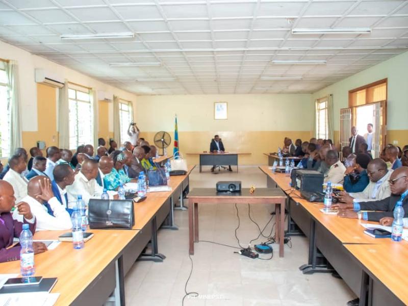 Le ministre de l'EPST, le professeur Tony Mwaba en échange avec les cadres de la Cadeco