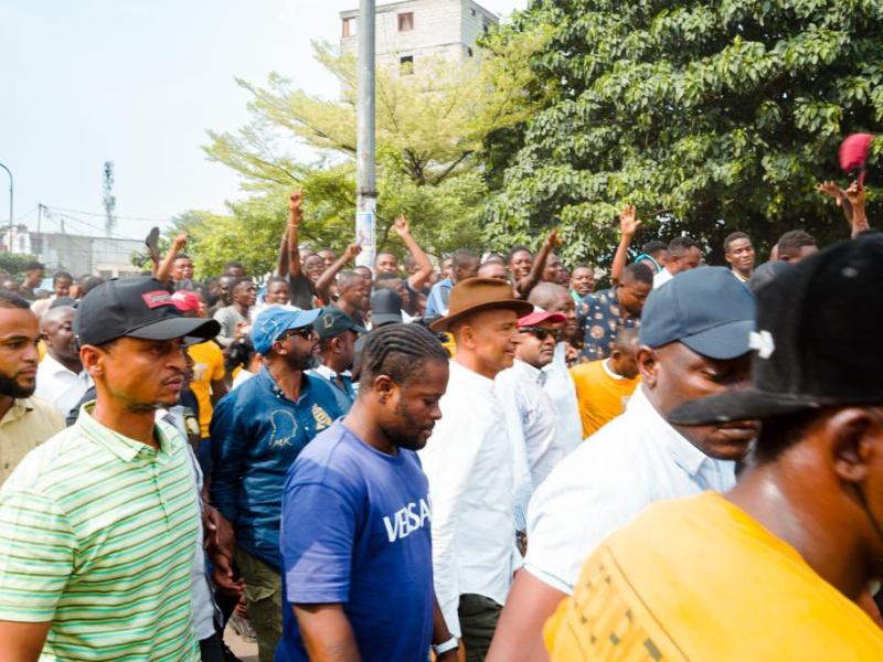 Moïse Katumbi acceuilli dans la commune de Ndjili par une foule impressionnante, la veille de la marche de l'Opposition