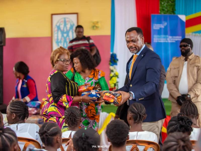 Le ministre Tony Mwaba distribuant les kits hygiéniques aux élèves.
