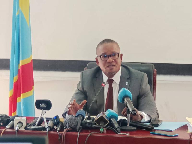 Le VPM de l'intérieur, Peter Kazadi lors d'un point presse dans son cabinet