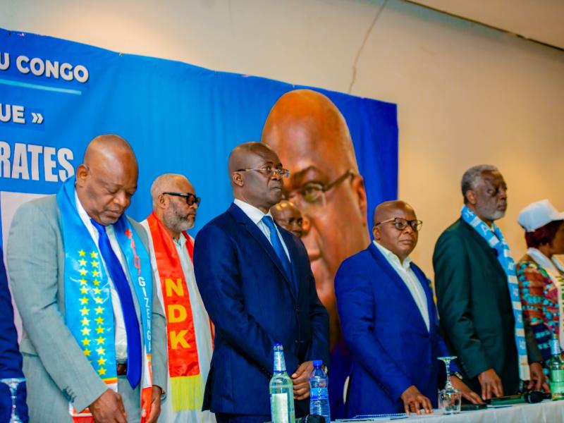 Le Coordonnateur de la Coalition des démocrates (CODE) et ministre du commerce extérieur, Jean-Lucien Bussa et ses compagnons.