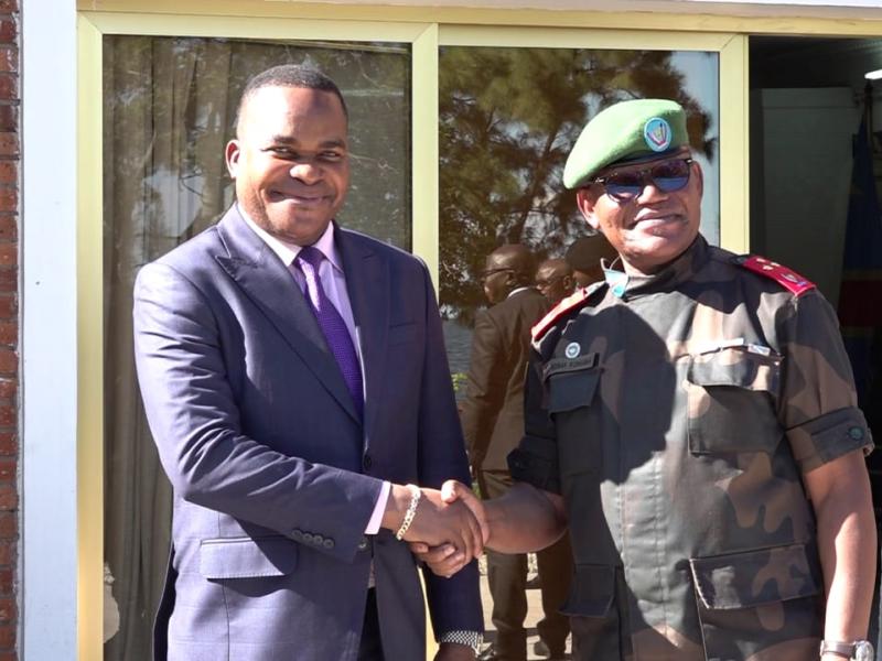 Poignée de main entre le président de la cour constitutionnelle,  Dieudonné Kamuleta et Constant Ndima, gouverneur militaire du Nord-Kivu.