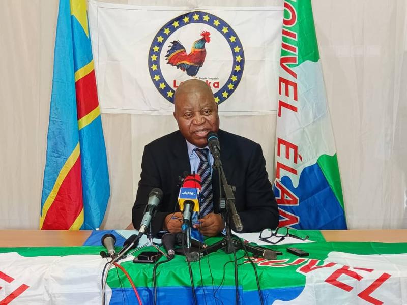 Adolphe Muzito, leader de Nouvel Élan, en plein point de presse