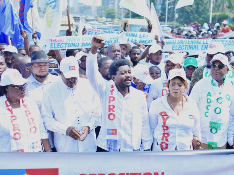Les leaders de la plateforme DYPRO en pleine marche sur le boulevard du 30