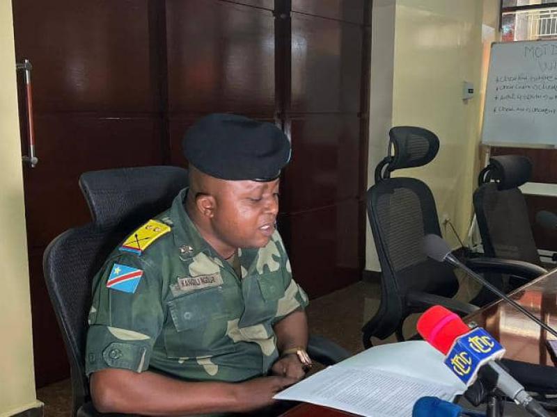 Un officier de l'armée au cours d'un point de presse sur l'arrestation de Salomon kalonda