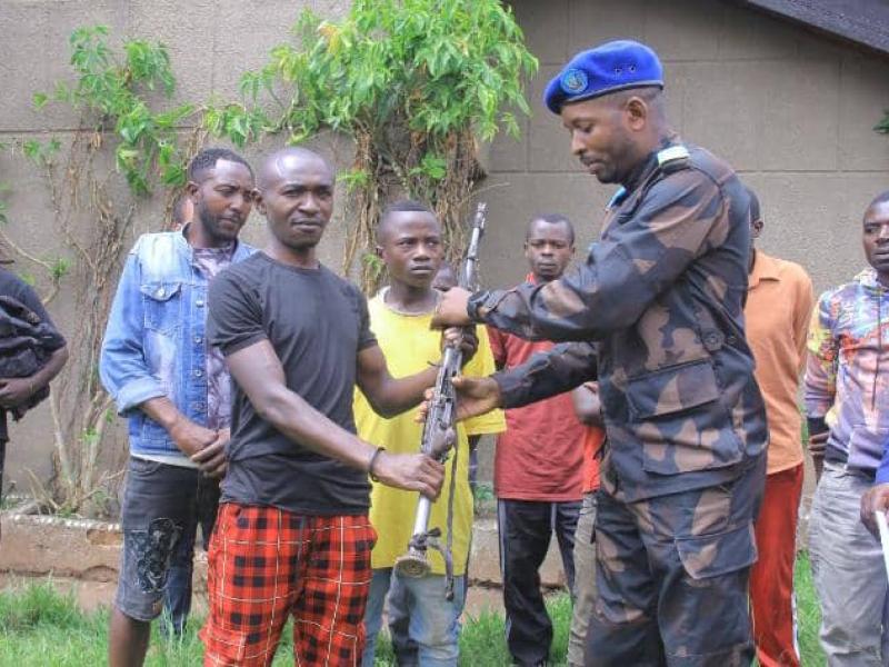 Le Capitaine Antony Mwalushay avec 12 anciens miliciens maï-maï qui se sont rendus auprès des FARDC puis remis au P-DDRCS Beni