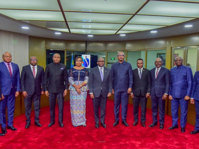 Le Premier Ministre,  Sama Lukonde entouré de quelques membres du gouvernement, le président de la CENI, l'ONIP et l'INS