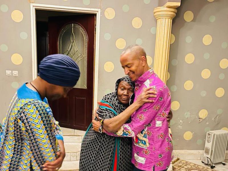 Moïse Katumbi et son épouse réconfortent la maman de SK Della