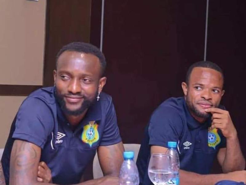 Merveille Bope et Meschack Elia lors d'un dîner à Douala. 