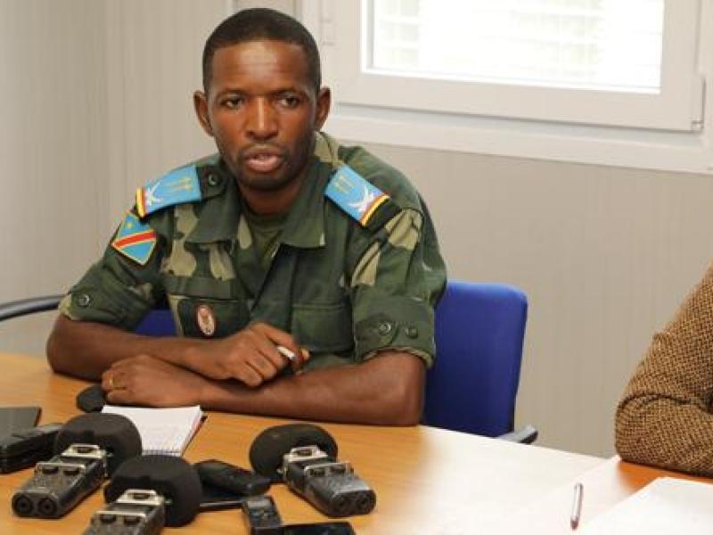Le porte-parole des FARDC en Ituri, le lieutenant Jules Ngongo au cours d'un point de presse.