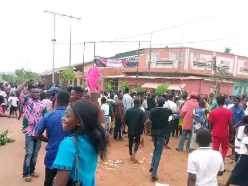 Les manifestants du lundi 12 juin à l'ex-cité de Nsioni dans le territoire de Lukula.