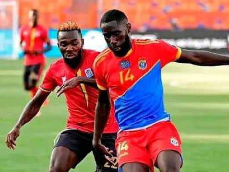 Arthur Masuaku en duel avec un joueur ougandais à la CAN Égypte 2019.