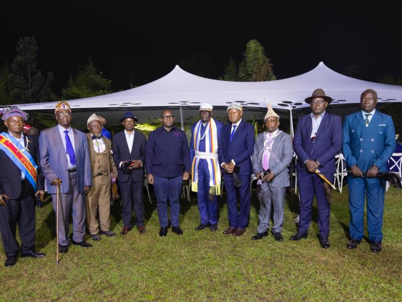 Le Premier Ministre Jean-Michel Sama Lukonde Kyenge pose avec quelques autorités traditionnelles de la Province du Haut Katanga