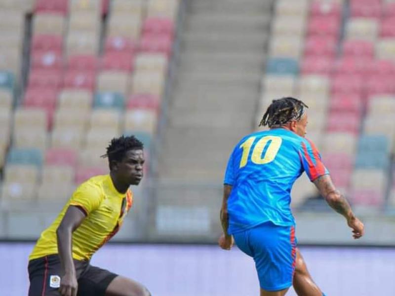 Théo Bongonda en duel avec un joueur ougandais.