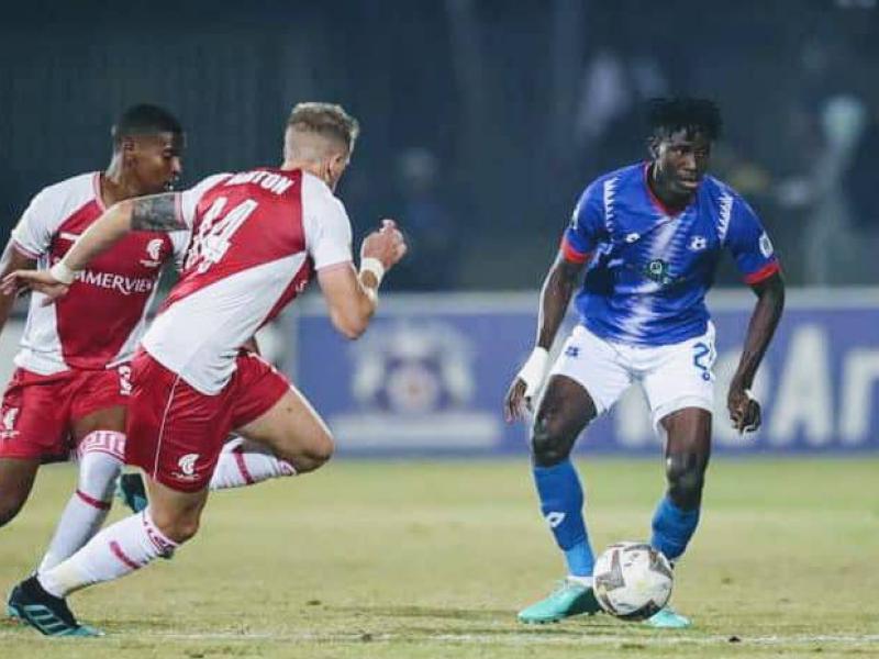 Karim Kimvuidi en duel avec deux joueurs de l'Ajax Cape Town.