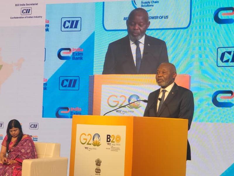 Le VPM de l'économie Vital Kamerhe devant la tribune du sommet Inde-Afrique.