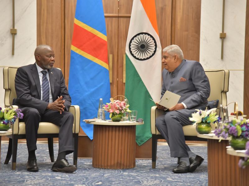 Le Vice-Président indien Jagdeep Dhankhar en tête-à-tête avec le Vice-premier ministre congolais de l'économie Vital Kamerhe.