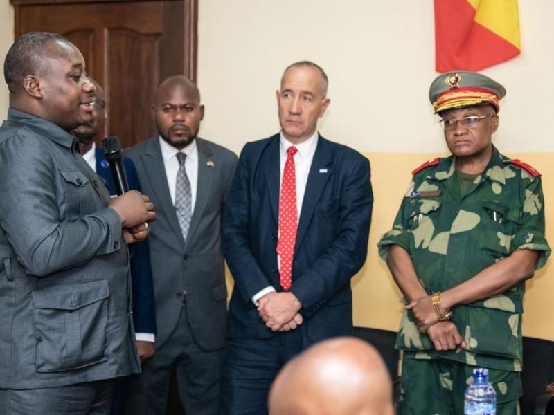 Le ministre d'État Guy Loando échange avec quelques formateurs de l'École Supérieure d'administration militaire.