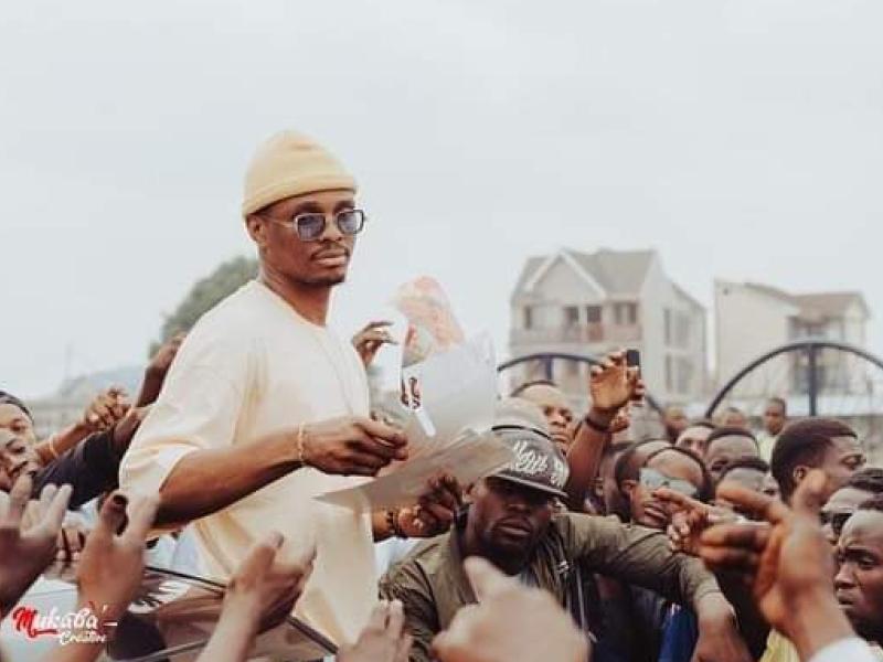 Gally Garvey et ses fans devant le stade municipal de Lemba.