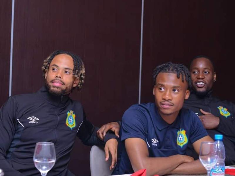 Théo Bongonda, William Balikwisha et Lionel lors d'un dîner à Douala.