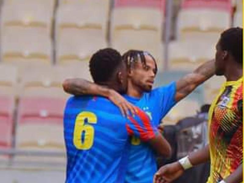Théo Bongonda en accolade fraternelle avec Aaron Tshibola.