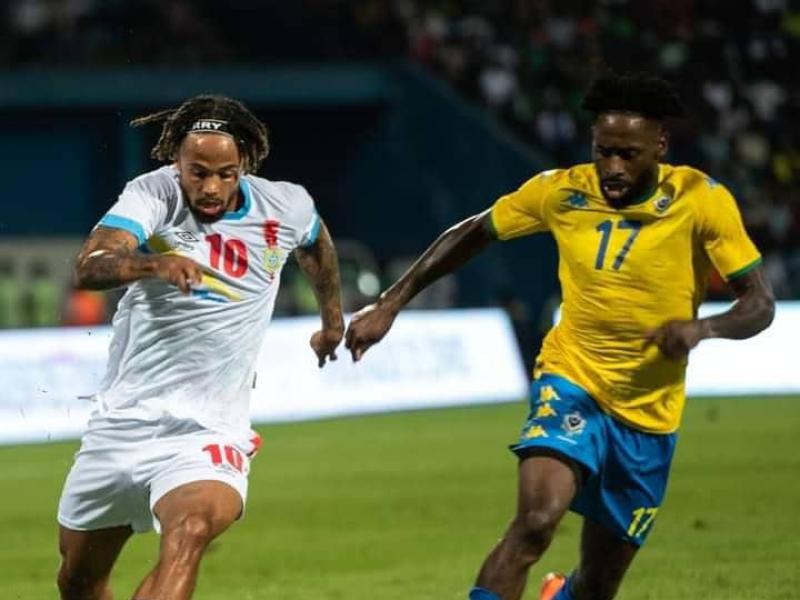 Théo Bongonda en duel avec un joueur gabonais.