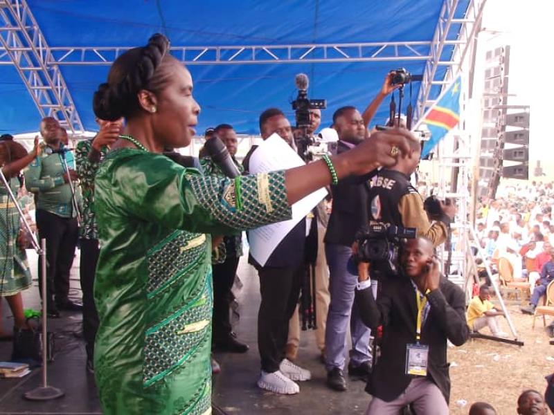 La Servante Dieu Adèle Kayinda en pleine célébration de la prière dédiée à la nation.
