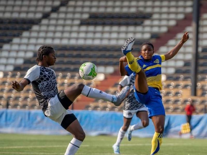 Une joueuse du TP Mazembe en duel avec celle de Lupopo. [Photo d'illustration]