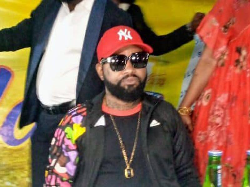 Ferré Gola lors de sa conférence de presse au chapiteau de l'hôtel Pullman de Kinshasa.