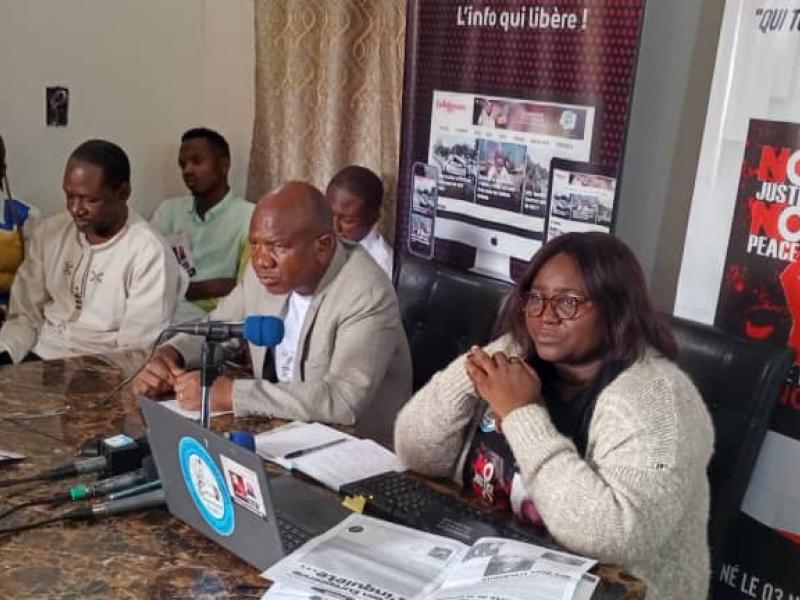 Grâce Ngyke, fille du journaliste Franck Ngyke assassiné à Kinshasa, en  2005, accompagnée de l'éditeur du journal la Référence Plus.