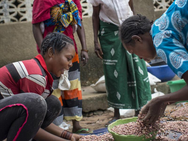 La population de l'Est reçoit une aide alimentaire du PAM.