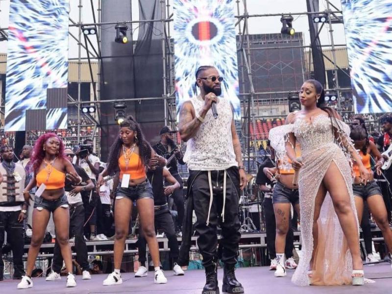 L'artiste musicien Ferré Gola et la chanteuse kényane Victoria Kimani sur scène, le 24 juin au stade des martyrs.
