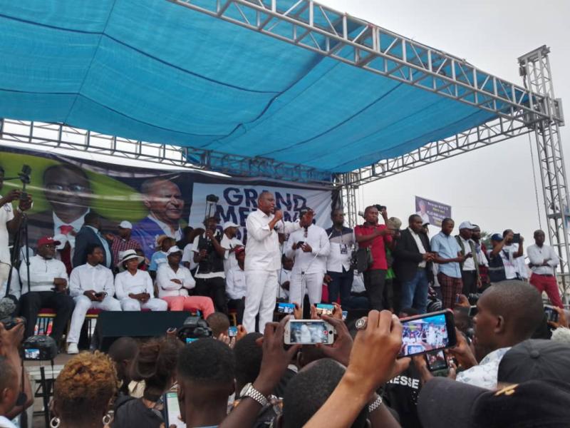 Martin Fayulu explique la position de Lamuka lors du meeting de l'opposition à Sainte Thérèse, dimanche 25 juin.