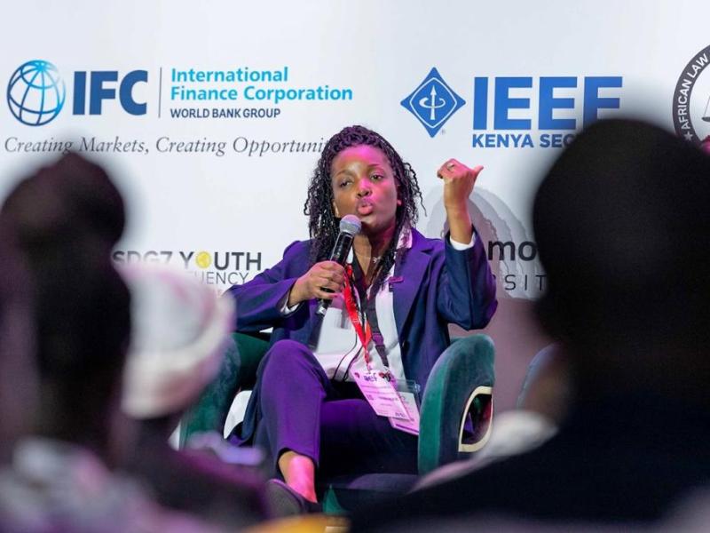Sandrine Mubenga lors de son exposé devant les investisseurs au Forum africain de l'énergie, Kenya 2023.