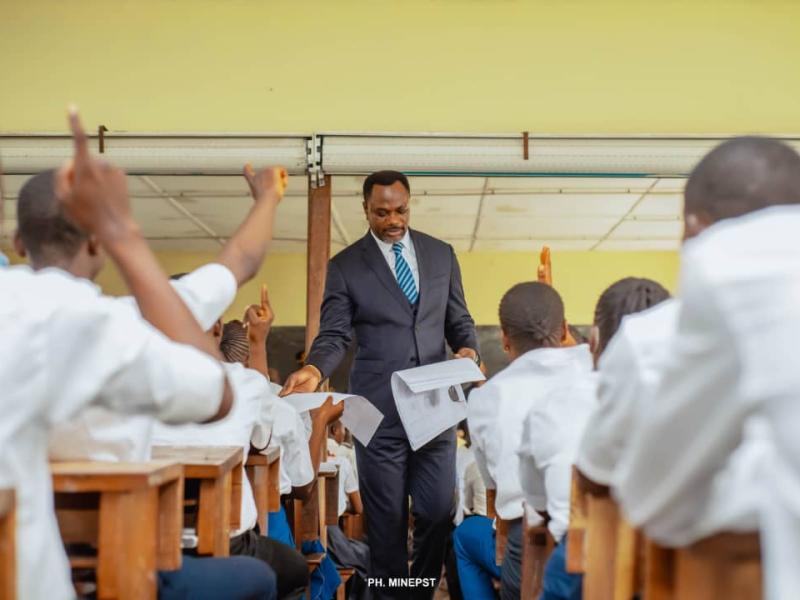 Le ministre de l'EPST, Tony Mwaba Kazadi, distribue des items d'Examen d'État édition 2023.